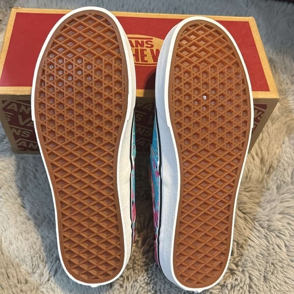 NWT Vans Slip-On Shoes Size 9.5 Women Tye Dye Multi/White In Box - Picture 3 of 9